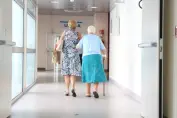 Begleitung einer älteren Person bei Arztbesuchen